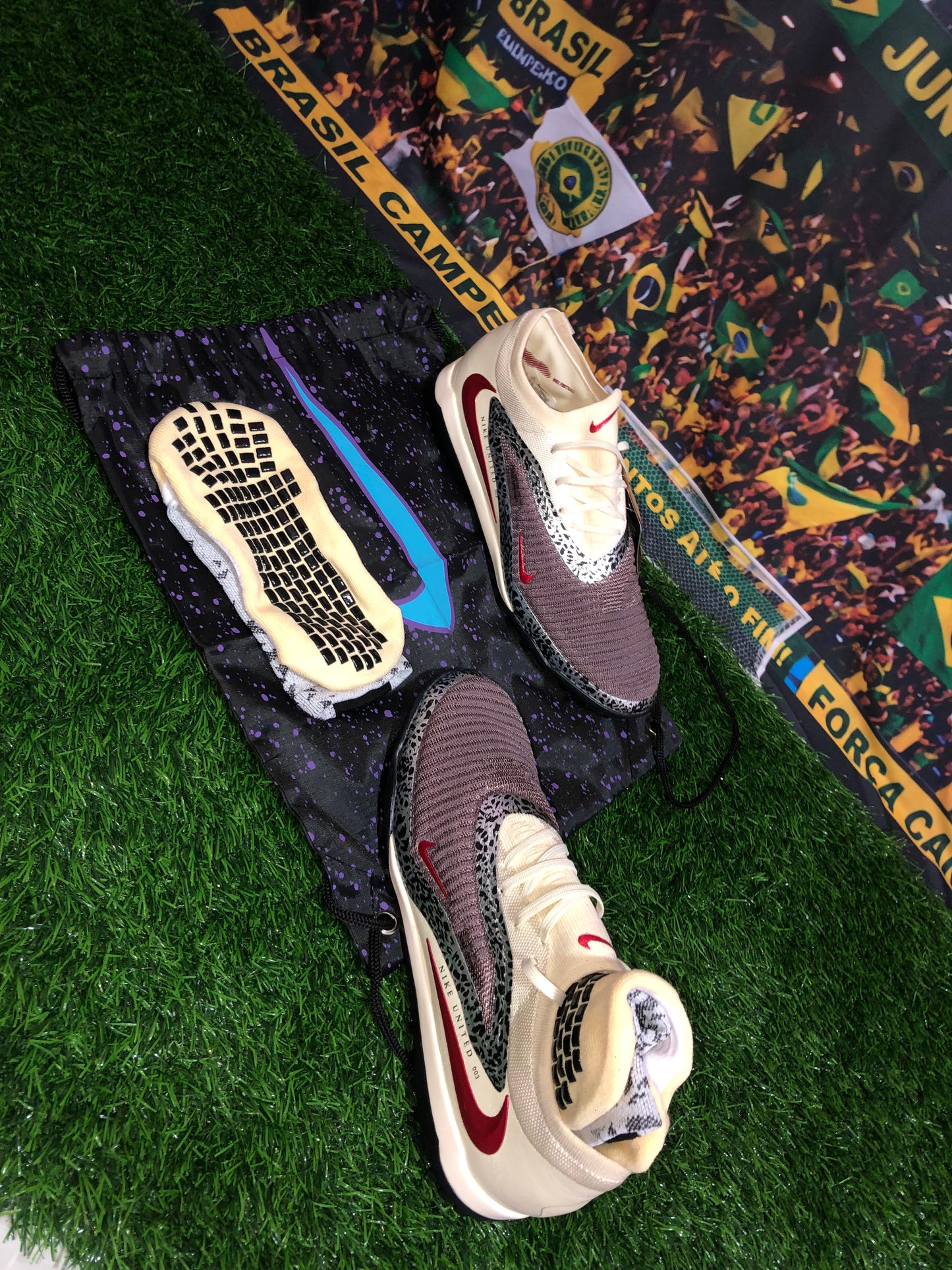 Chuteira Society Nike Phantom GX Elite ‘United’ Pack! + Brinde cortesia Runas > Meia Antiderrapante + Mochila Bag