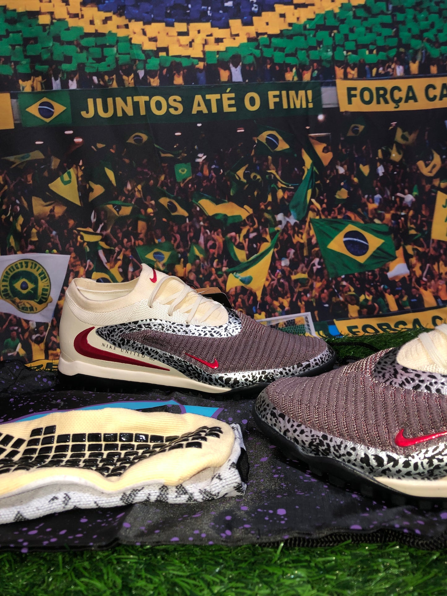 Chuteira Society Nike Phantom GX Elite ‘United’ Pack! + Brinde cortesia Runas > Meia Antiderrapante + Mochila Bag