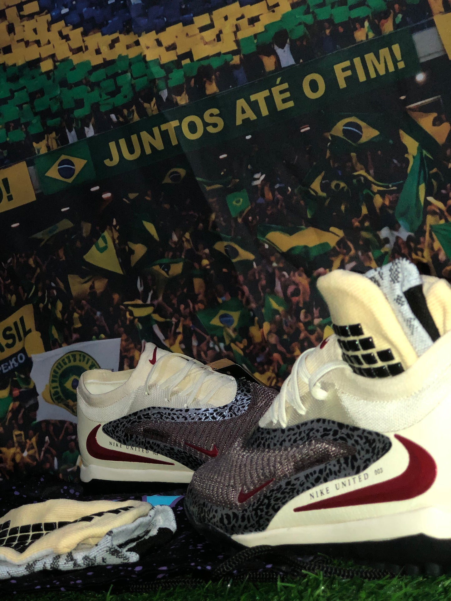 Chuteira Society Nike Phantom GX Elite ‘United’ Pack! + Brinde cortesia Runas > Meia Antiderrapante + Mochila Bag
