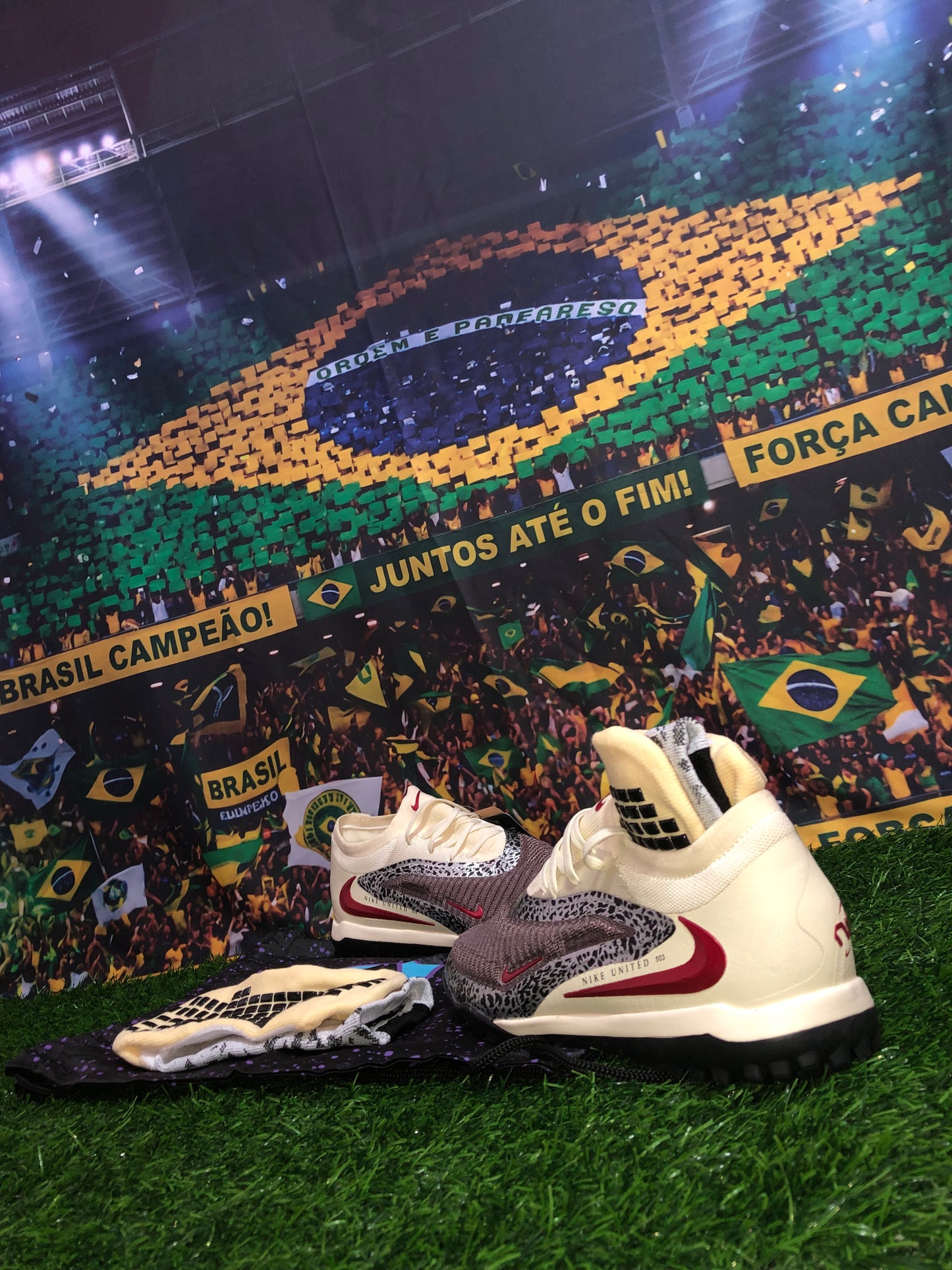 Chuteira Society Nike Phantom GX Elite ‘United’ Pack! + Brinde cortesia Runas > Meia Antiderrapante + Mochila Bag