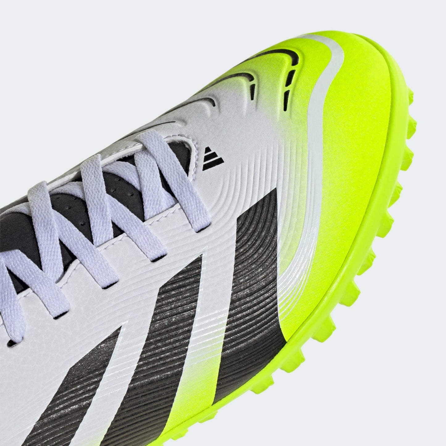 Chuteira Adidas Predator Club Society