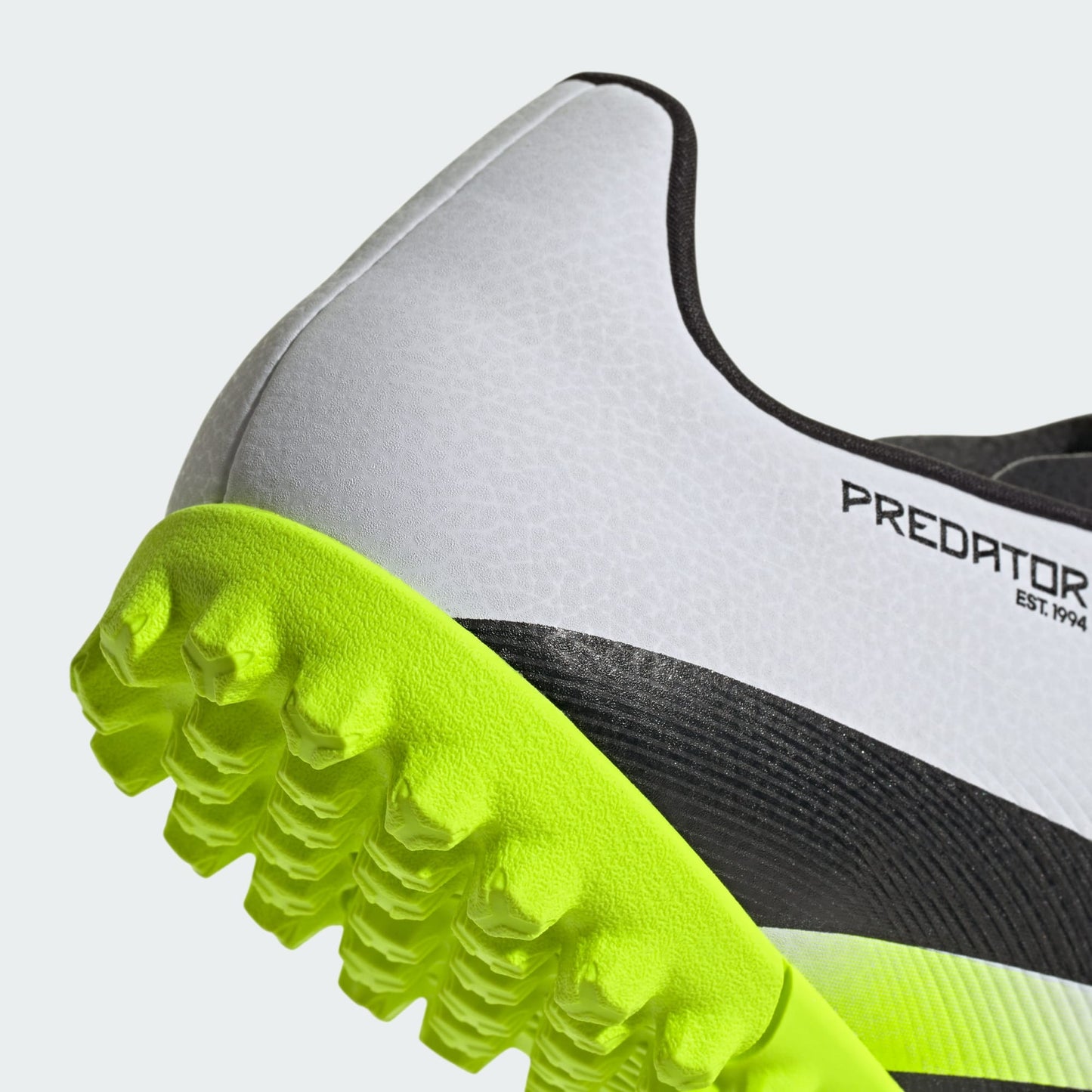 Chuteira Adidas Predator Club Society