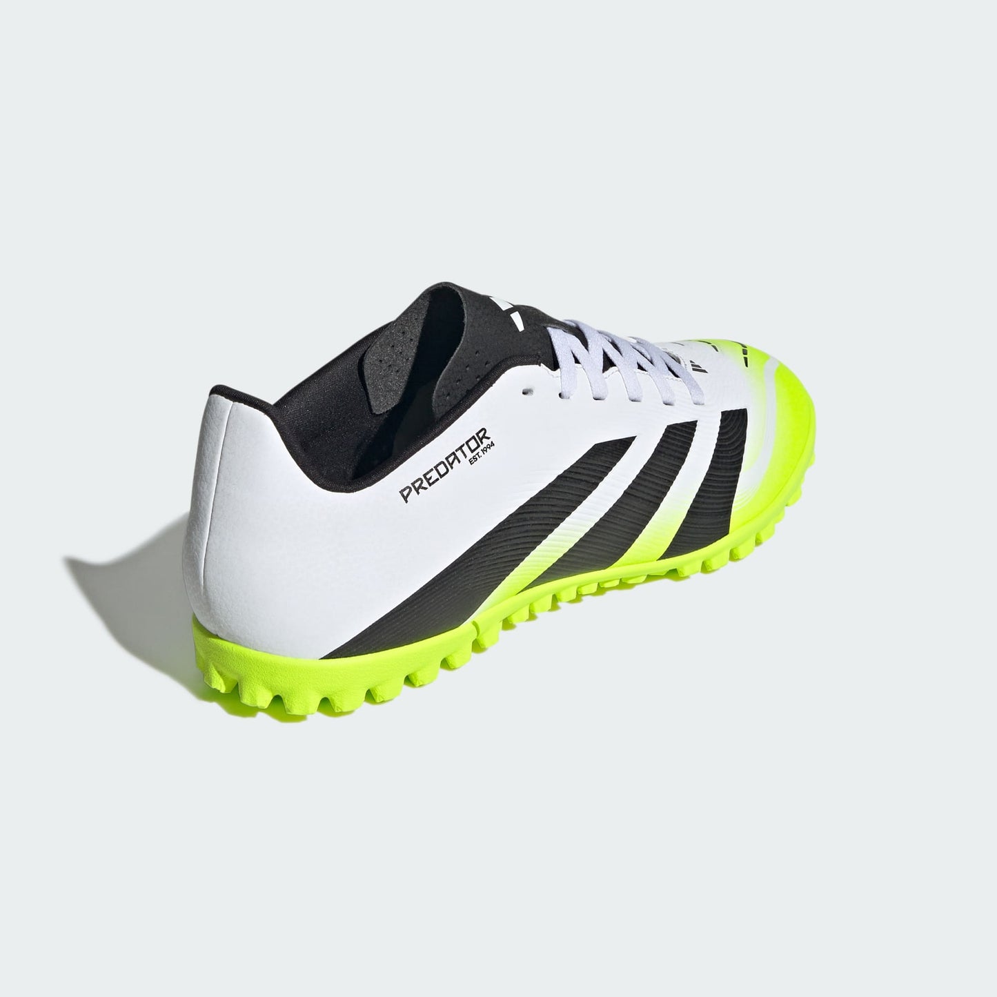 Chuteira Adidas Predator Club Society