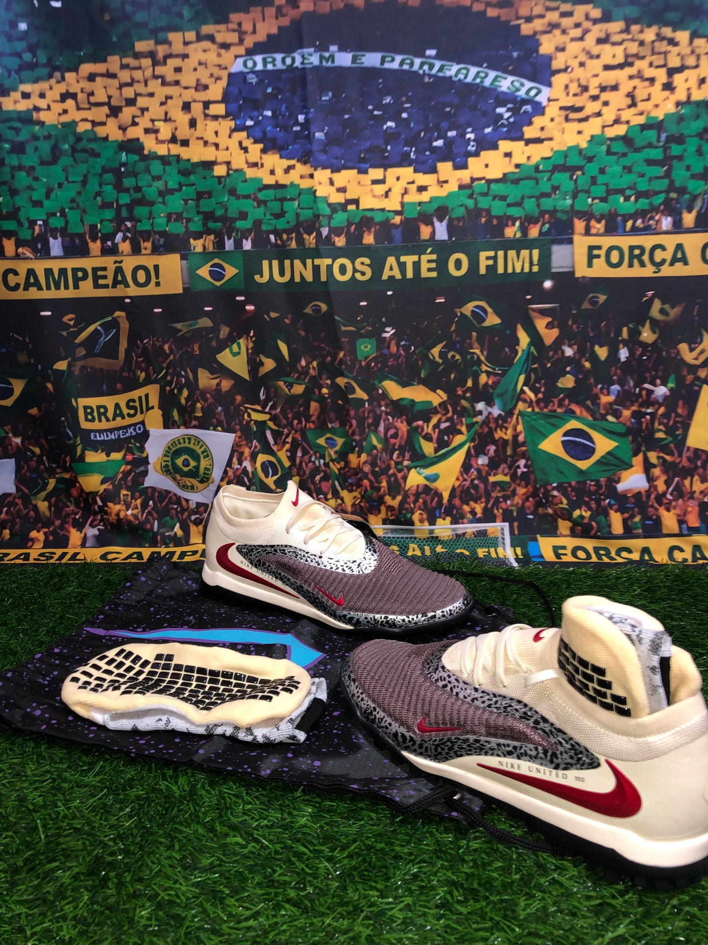 Chuteira Society Nike Phantom GX Elite ‘United’ Pack!  + Brinde cortesia Runas > Meia Antiderrapante + Mochila Bag