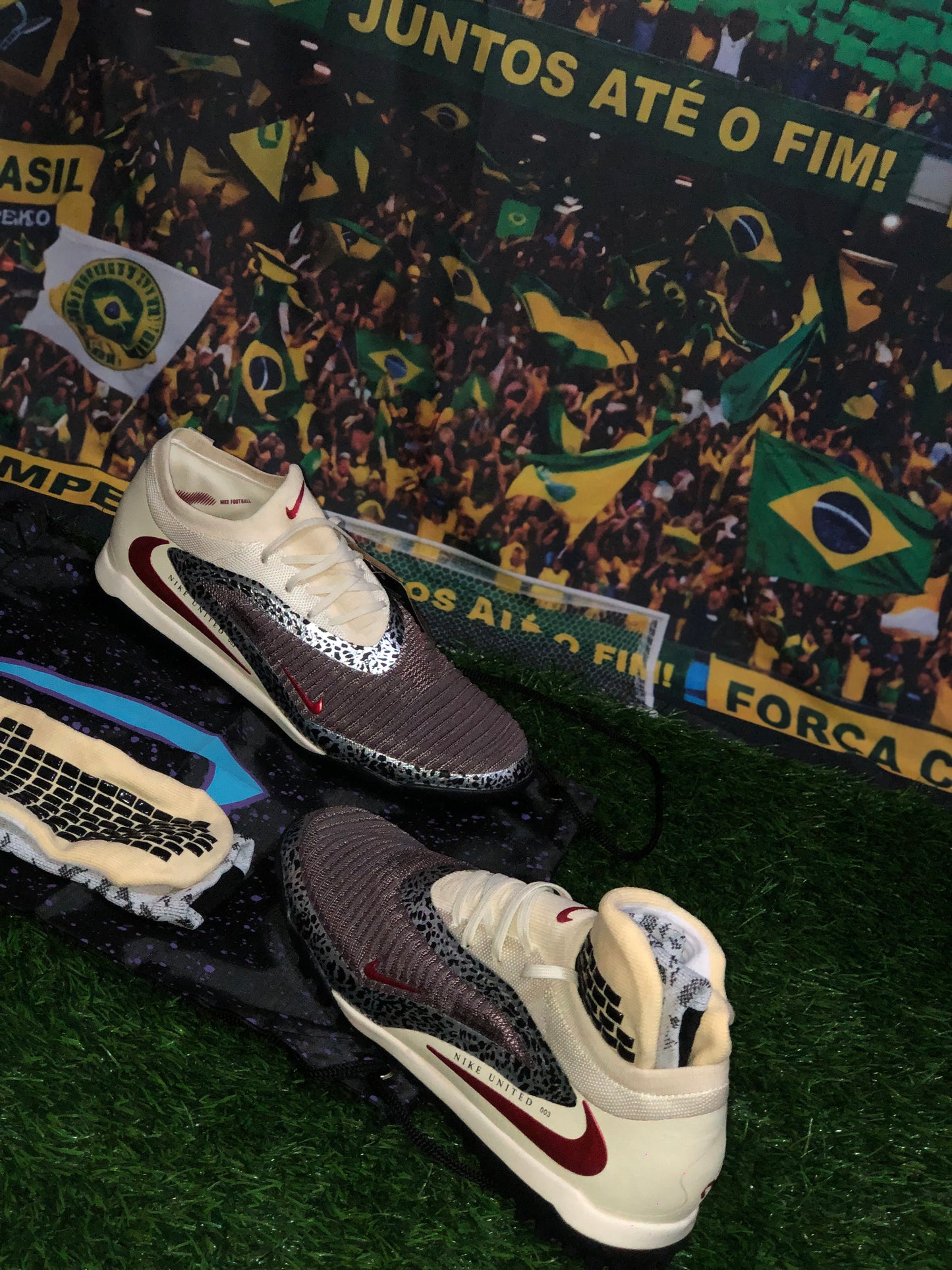 Chuteira Society Nike Phantom GX Elite ‘United’ Pack!  + Brinde cortesia Runas > Meia Antiderrapante + Mochila Bag