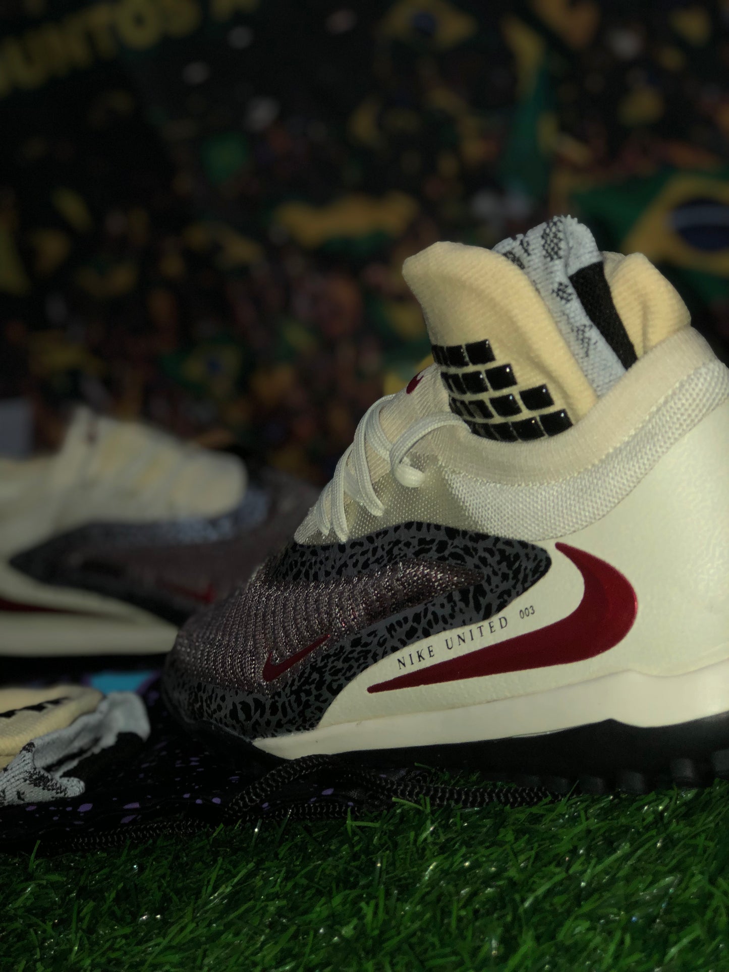 Chuteira Society Nike Phantom GX Elite ‘United’ Pack!  + Brinde cortesia Runas > Meia Antiderrapante + Mochila Bag