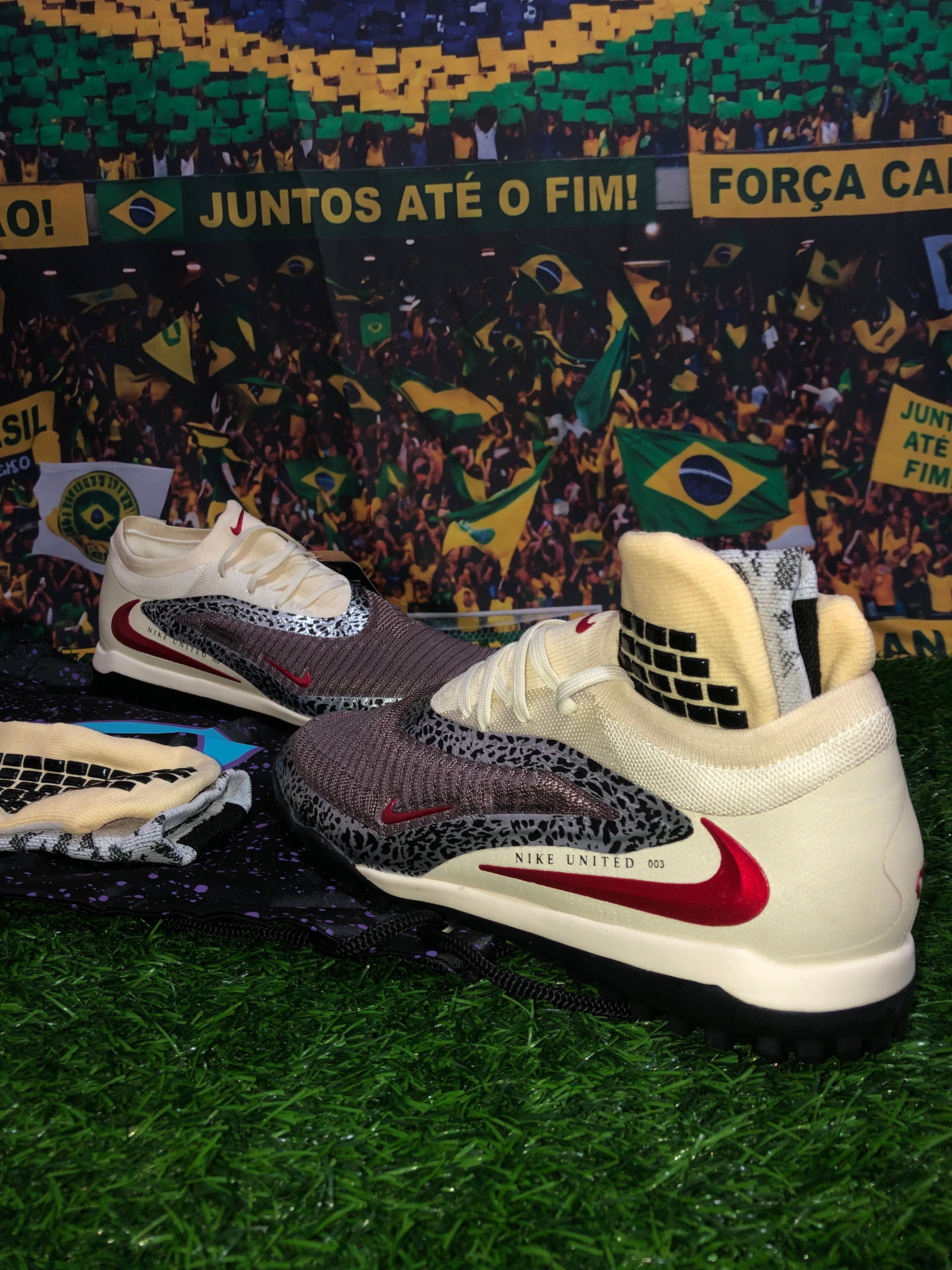 Chuteira Society Nike Phantom GX Elite ‘United’ Pack!  + Brinde cortesia Runas > Meia Antiderrapante + Mochila Bag