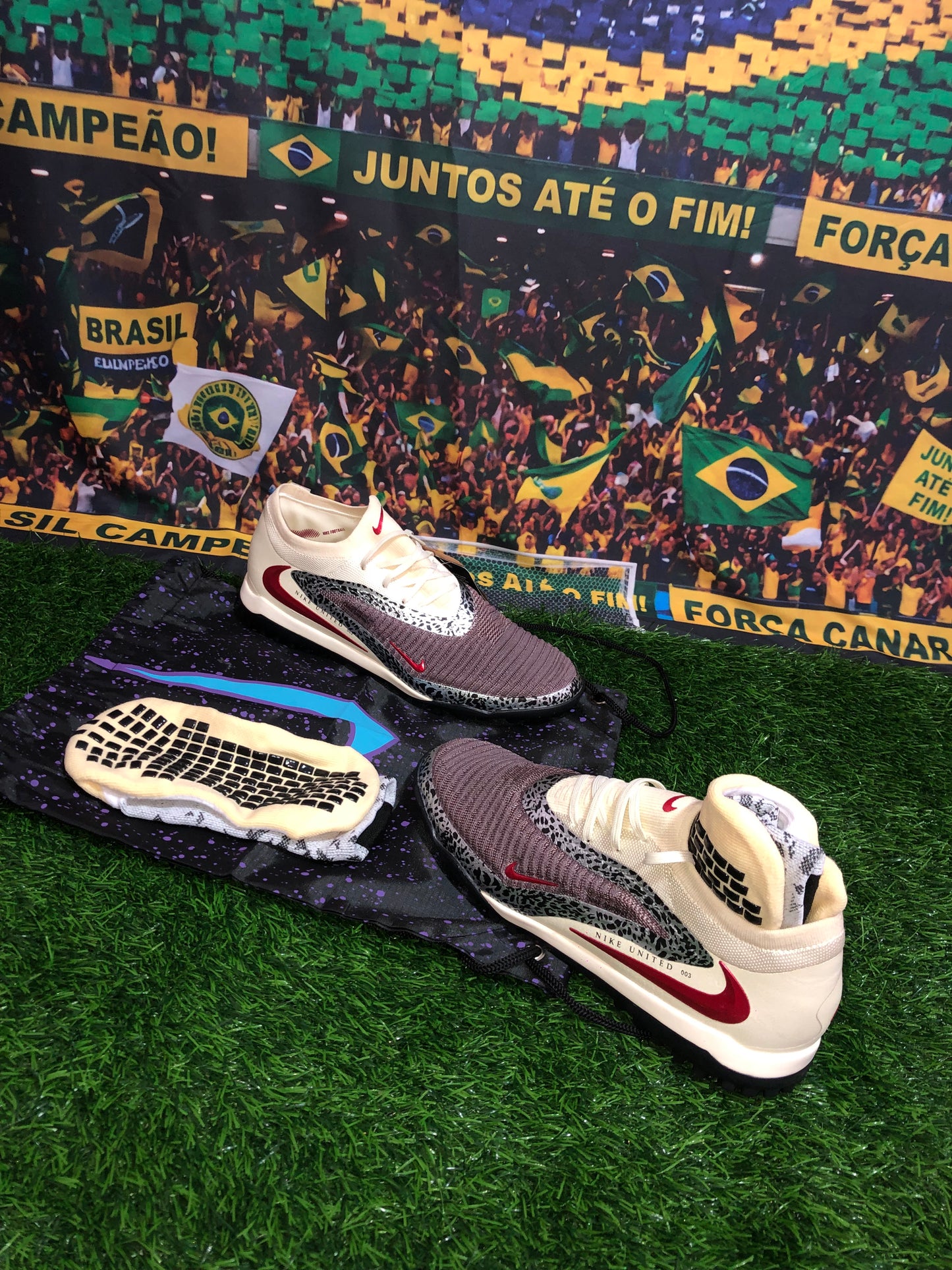 Chuteira Society Nike Phantom GX Elite ‘United’ Pack!  + Brinde cortesia Runas > Meia Antiderrapante + Mochila Bag