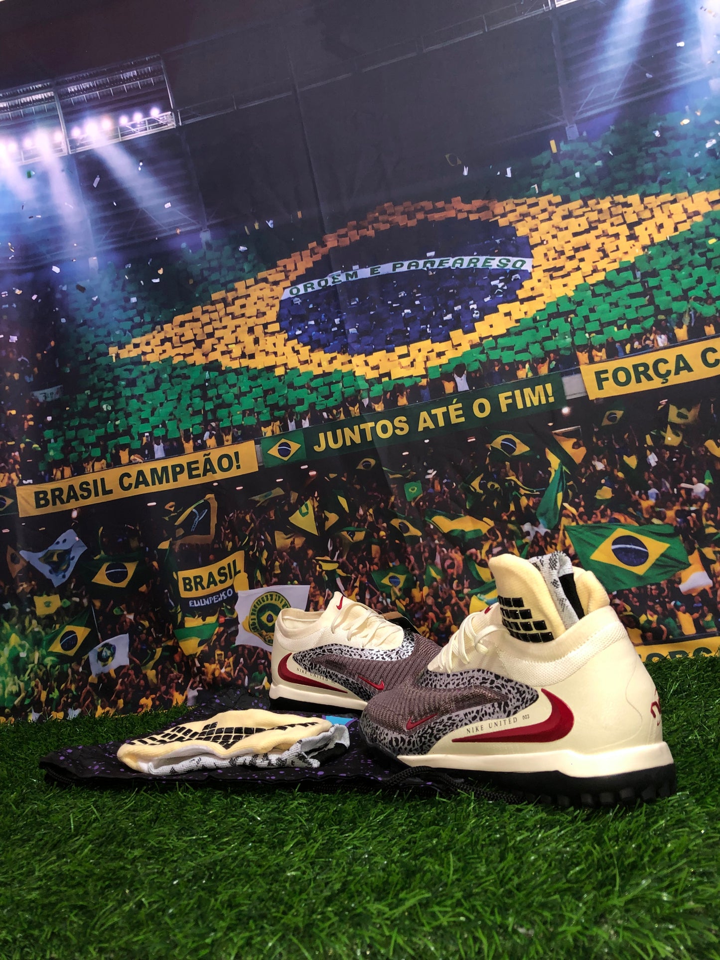 Chuteira Society Nike Phantom GX Elite ‘United’ Pack!  + Brinde cortesia Runas > Meia Antiderrapante + Mochila Bag